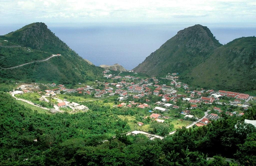 Administration of the Caribbean island of Sint Eustatius, with just over 3,000 residents and situated in the Leeward Islands chain east of Puerto Rico, has been a source of concern to the Dutch government for some time. (luchtfoto)