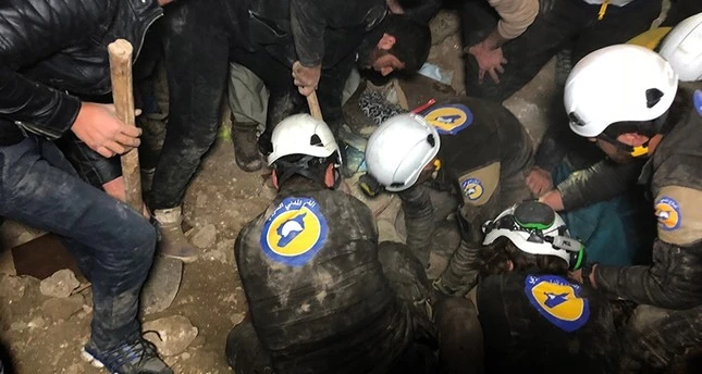 Rescue teams work to free a person trapped in rubble after a regime airstrike in Syria’s Idlib province. The Syrian American Medical Society said its doctors in Idlib reported 11 patients with symptoms indicative to usage of chlorine. (AA Photo)