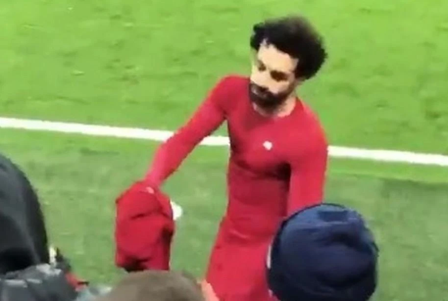 Liverpool’s Egyptian star Mohamed Salah has won the hearts of millions after gifting his shirt to a young fan. (Screenshot)