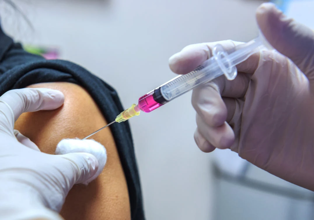 A doctor injects a syringe into a patient. (Shutterstock)