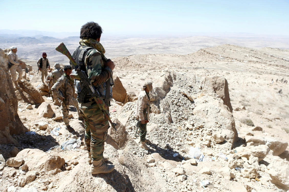 Yemeni soldiers stand on their position on a mountain on the frontline of fighting with Houthis in Nihem area, near Sanaa, Yemen January 27, 2018. (Reuters)