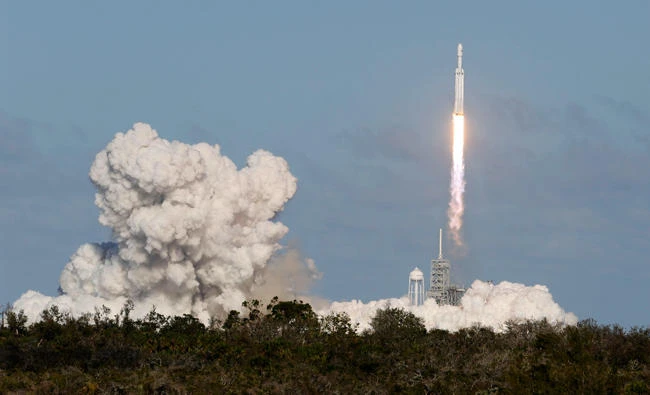 A SpaceX Falcon Heavy rocket lifts off from historic launch pad 39-A at the Kennedy Space Center in Cape Canaveral, Florida, U.S., February 6, 2018. (Reuters)