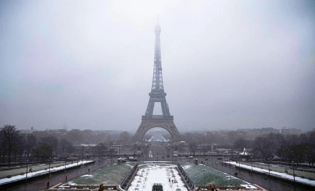 This photo shows snow on the Place du Trocadero in front of the Eiffel Tower in Paris on Monday. (AFP)
