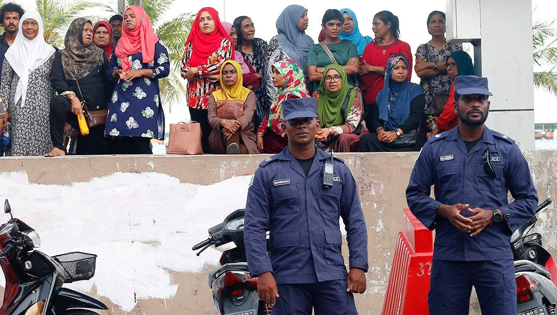 Maldivian Police officers stand guard near the MDP (Maldives Democratic Party) opposition party headquarters after Maldives President Abdulla Yameen declared a state of emergency for 15 days, in Male, Maldives February 6, 2018. (REUTERS)