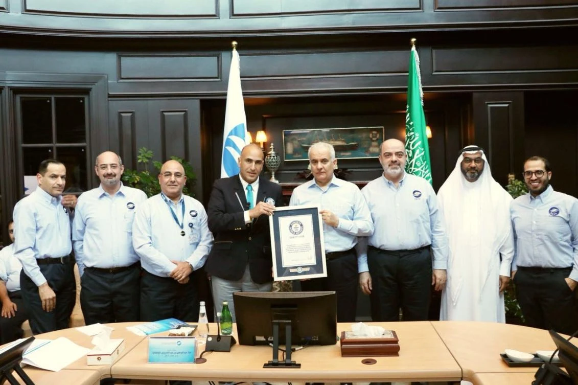 A confirmation certificate is presented to Abdul Rahman Bin Abdul Mohsen Al-Fadhli, Minister of Water and Electricity, from the Guinness Book of Records. (ARAB NEWS)