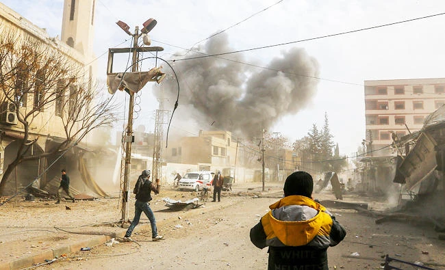 A photo taken on February 8, 2018 shows smoke plumes rising following a reported regime air strike in the rebel-held enclave of Jisreen in the Eastern Ghouta near Damascus. (AFP)