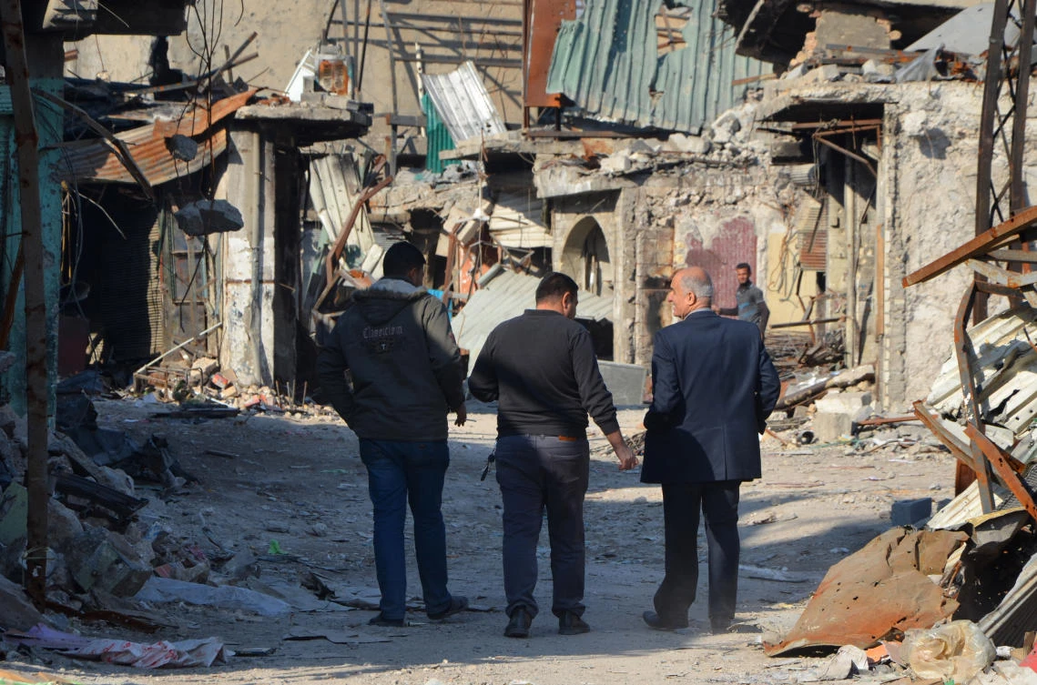 Iraqi volunteers salvaging and cleaning up the debris and destruction in the Bab al-Saray area in the old city of the northern Iraqi city of Mosul. (AFP)