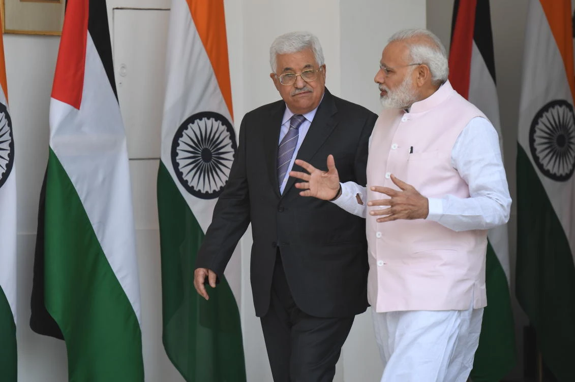 Palestinian leader Mahmud Abbas (L) arrives with Indian Prime Minister Narendra Modi prior to a meeting and signing ceremony in New Delhi on May 16, 2017. Abbas is on a four-day state visit to India until May 17. (AFP)