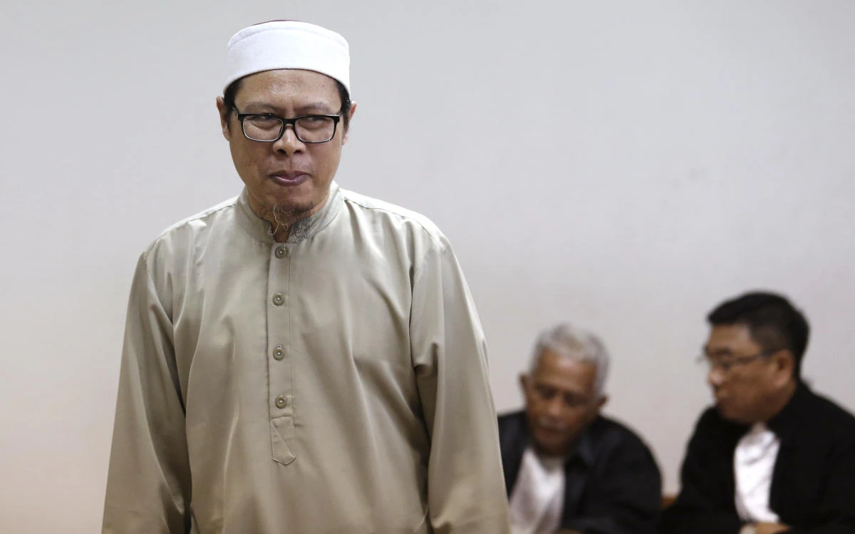 Daesh-affiliated militant Zainal Anshori during his sentencing hearing at East Jakarta District Court in Jakarta on Monday, February 12. A court sentenced Anshori to seven years in prison for his involvement in smuggling guns from the southern Philippines. (AP)