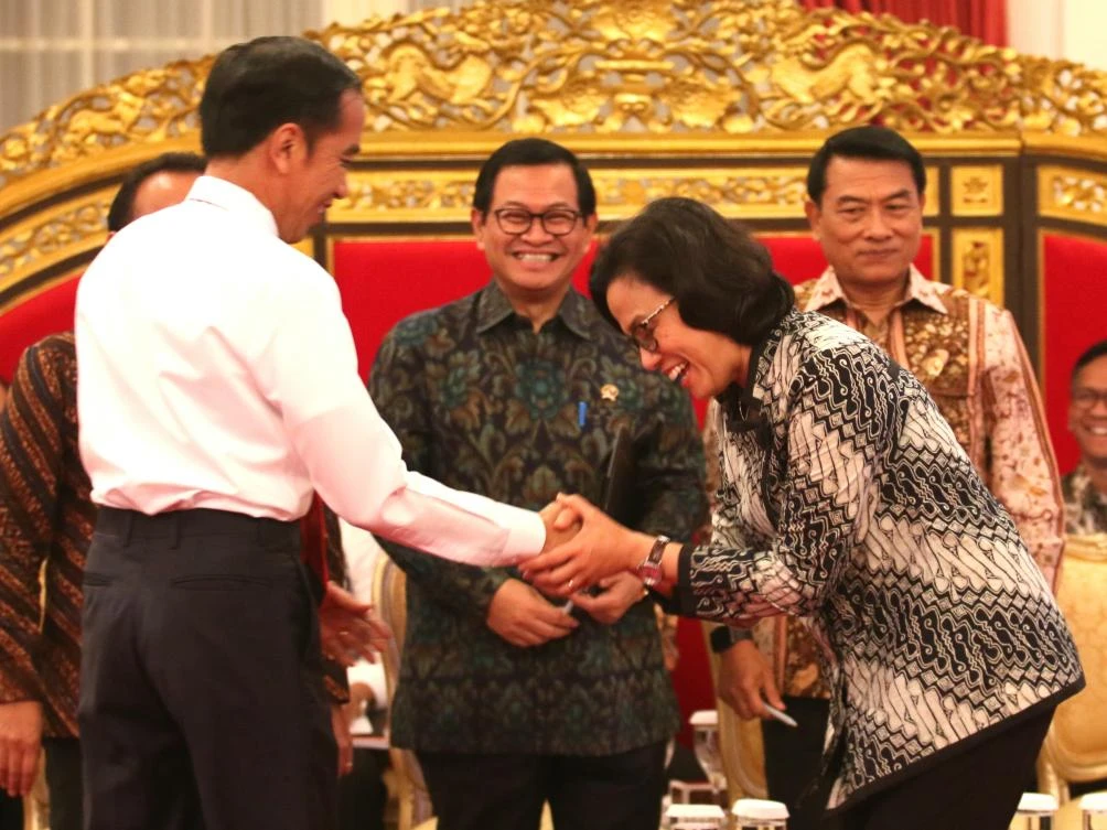 Indonesian President Joko Widodo congratulate Finance Minister Sri Mulyani for being named as the best minister in the world. (Photo via Rahmat/Setkab.go.id)