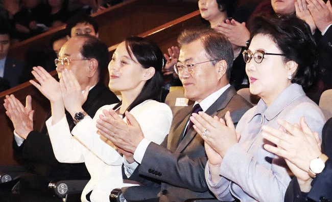 South Koran President Moon Jae-in, second from right, applauds with Kim Yo Jong, third from right, North Korean leader Kim Jong Un's sister, during a performance of North Korea's Samjiyon Orchestra at National Theater in Seoul, South Korea, on Sunday. (AP)