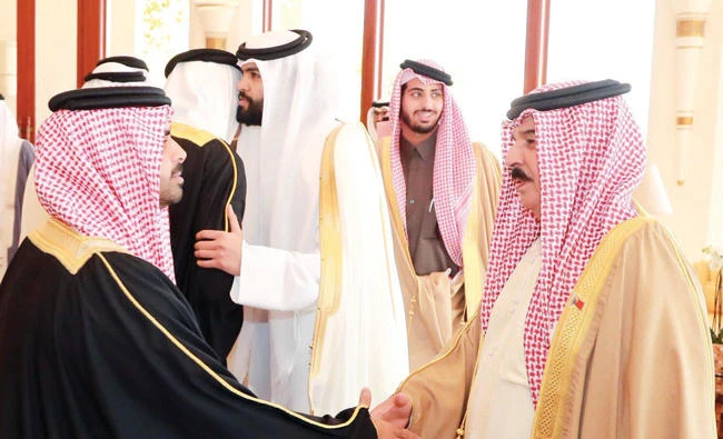Bahrain’s King Hamad received Qatari opposition figure Sheikh Sultan bin Suhaim Al-Thani and his delegation at Al-Rawdah Palace in Manama on Sunday.