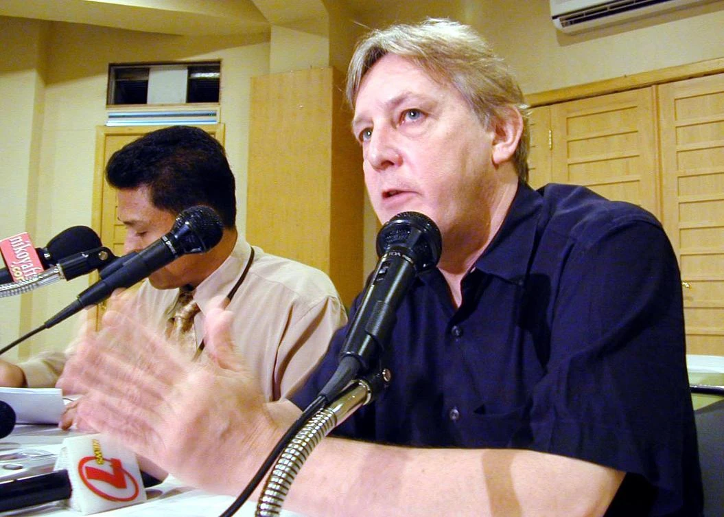 Former Head of Henry Dunant Centre (HDC) Martin Griffiths talks to journalists during a press conference in Banda Aceh, 09 February 2003. (AFP)