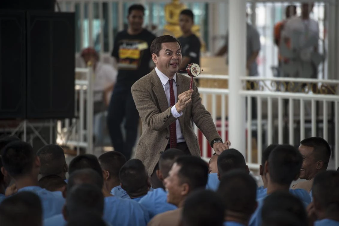 Mongkol Preechajan interacts with prison inmates as the popular British TV comedy character Mr. Bean in the central Thai province of Nakhon Nayok. (AFP)