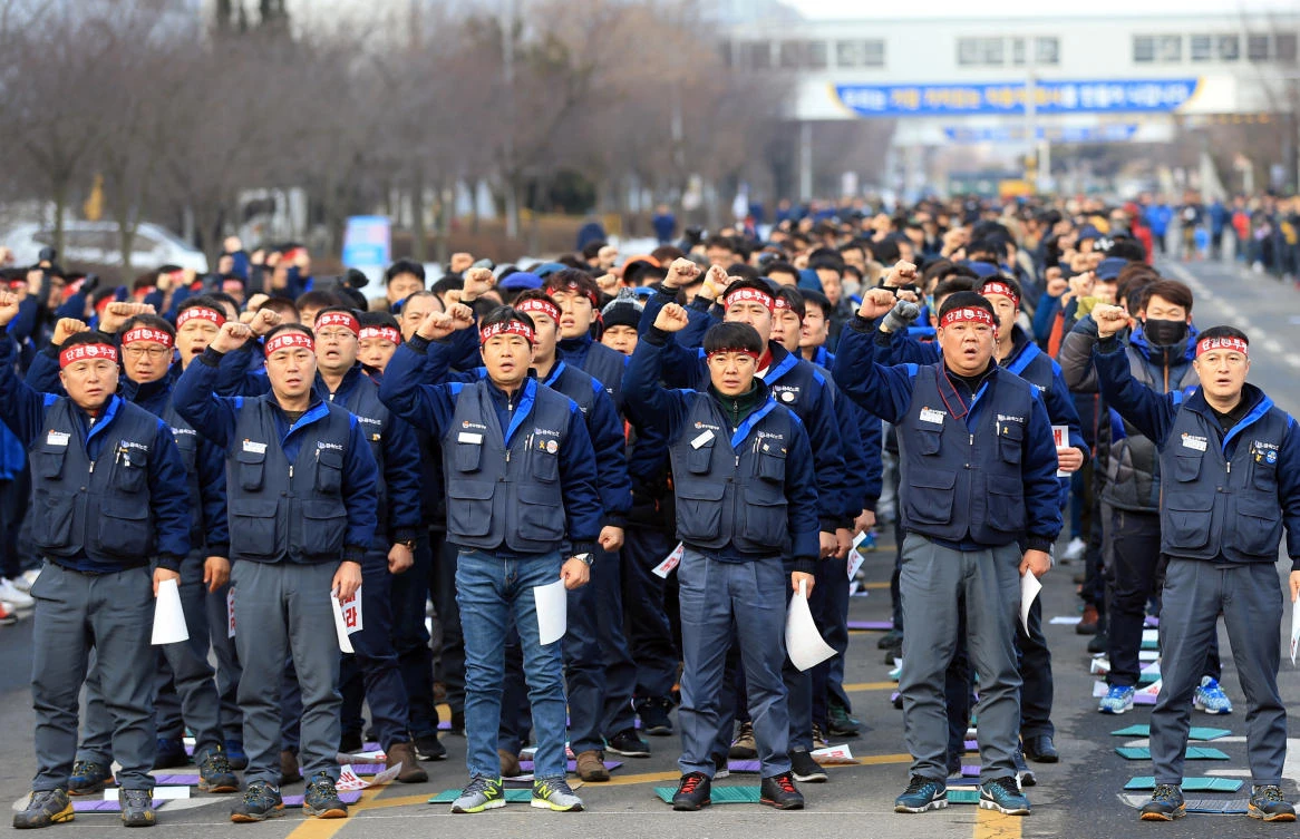 Unionized workers of GM Korea protest against the US carmaker’s plan to close the plant in front of its plant in Gunsan on Wednesday, February 14. (Yonhap via Reuters)