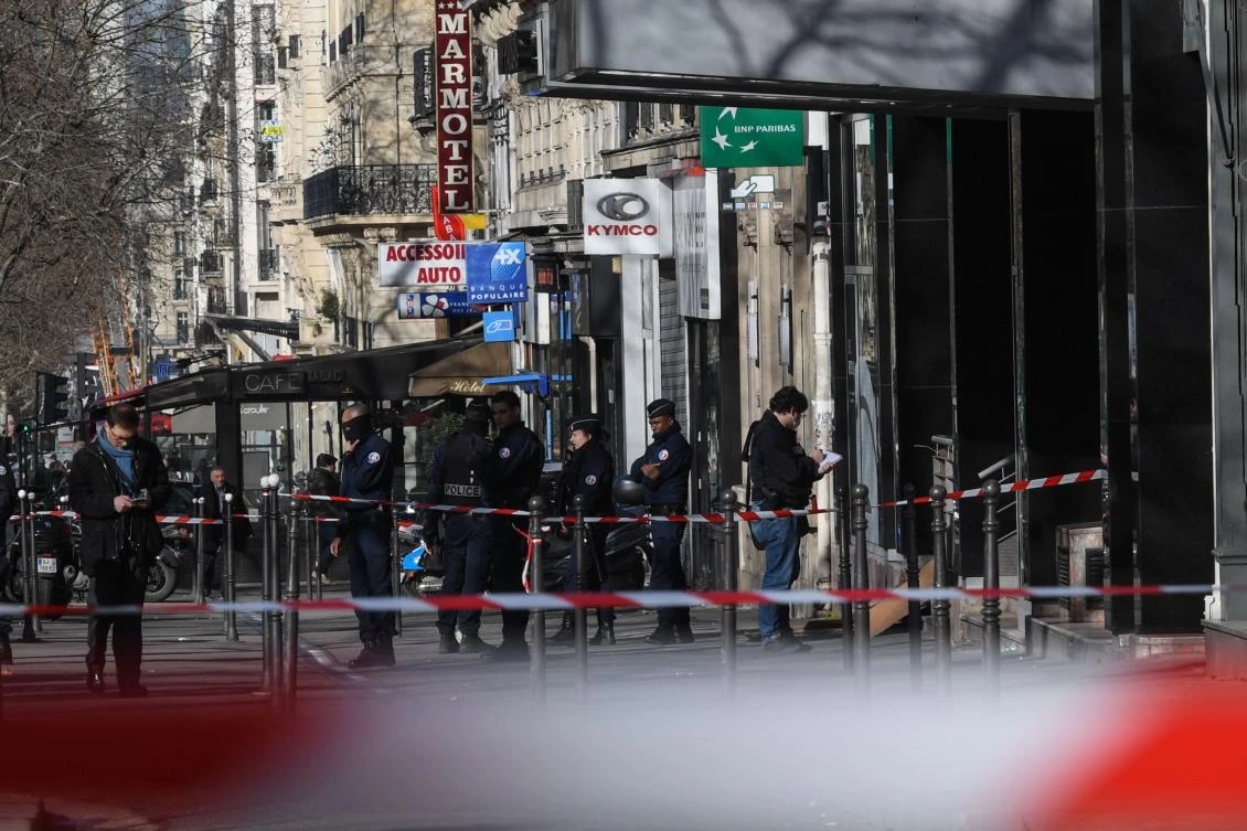 Bank robber shot during hold-up off Paris Champs-Elysees