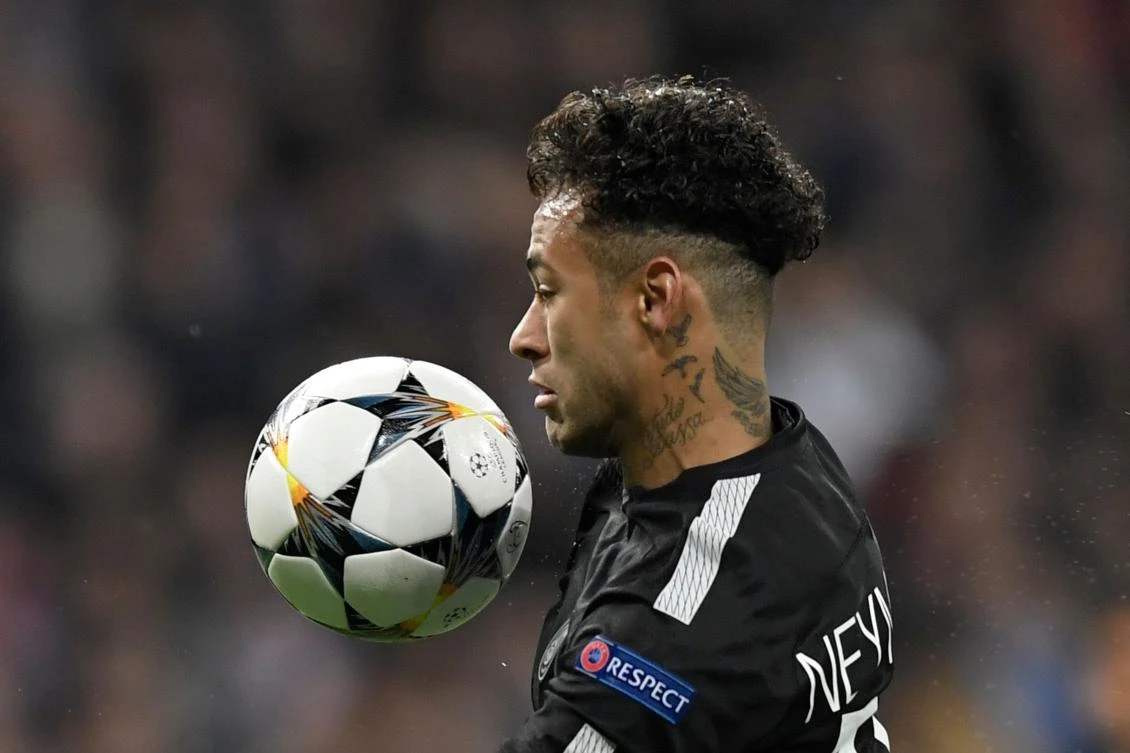 TOPSHOT - Paris Saint-Germain's Brazilian forward Neymar controls the ball during the UEFA Champions League round of sixteen first leg football match Real Madrid CF against Paris Saint-Germain (PSG) at the Santiago Bernabeu stadium in Madrid on February 14, 2018. / AFP / GABRIEL BOUYS