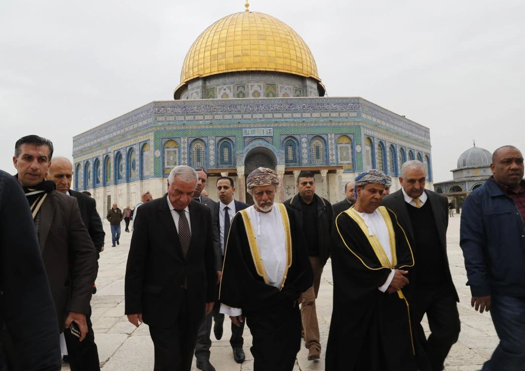 Photo of Omani minister responsible for foreign affairs, Yusuf bin Alawi (C), visiting Al-Aqsa mosques in Arab east Jerusalem with the Dome of the Rock mosque seen in the background Feb 15, 2018. (AFP)