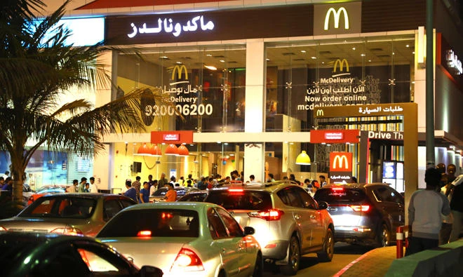 McDonald’s put an organized system in place to serve as many customers
as possible during those three hours.