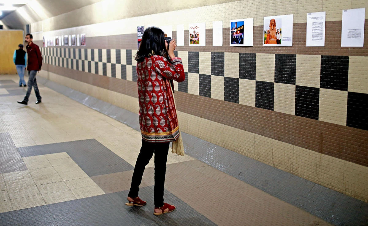 Passersby stop to take a look at the PPF photo exhibition at Canal Metro Station. (Photo courtesy: PPF)