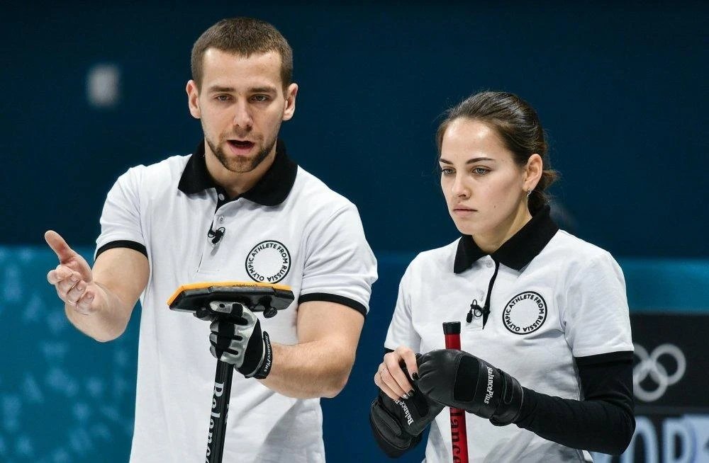 Alexander Krushelnitsky with mixed-doubles curling partner Anastasia Bryzgalova. (Reuters)