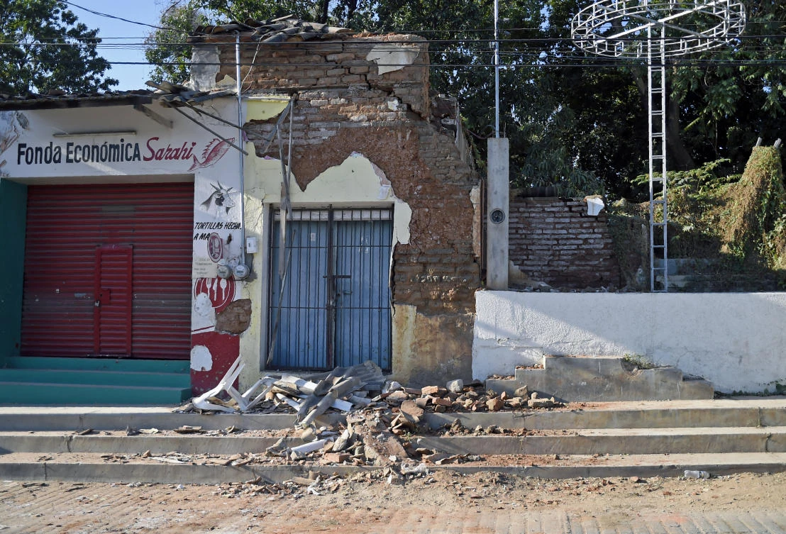 Quake shakes Mexicans out of bed, alarms sound in capital