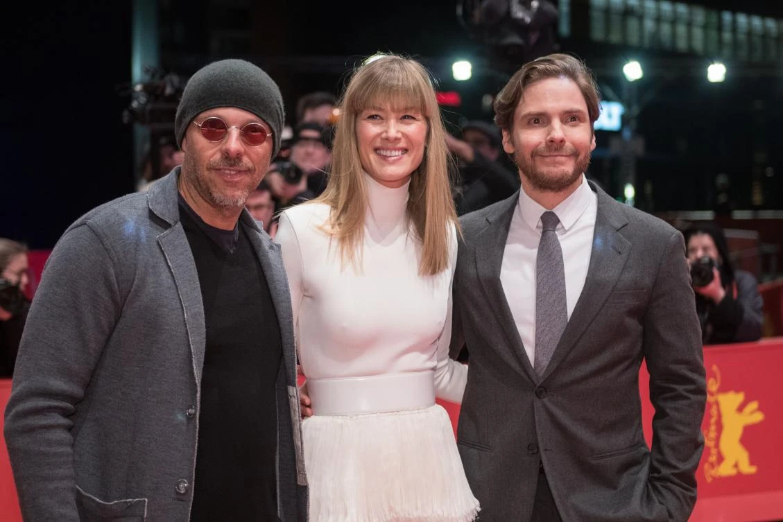 Brazilian director Jose Padilha, English actress Rosamund Pike and German actor Daniel Bruehl pose on the red carpet upon arrival for the premiere of the film ‘7 Days in Entebbe’ during the 68th Berlinale film festival. (AFP)