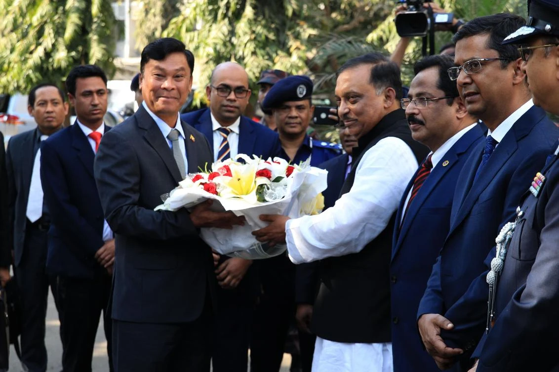 Myanmar home minister Gen Swe, left, receives a floral wreath from his Bangladesh counterpart Asaduzzaman Khan in Dhaka during a handover of a list of more than 8,000 Rohingya to Myanmar for repatriation. (AFP)