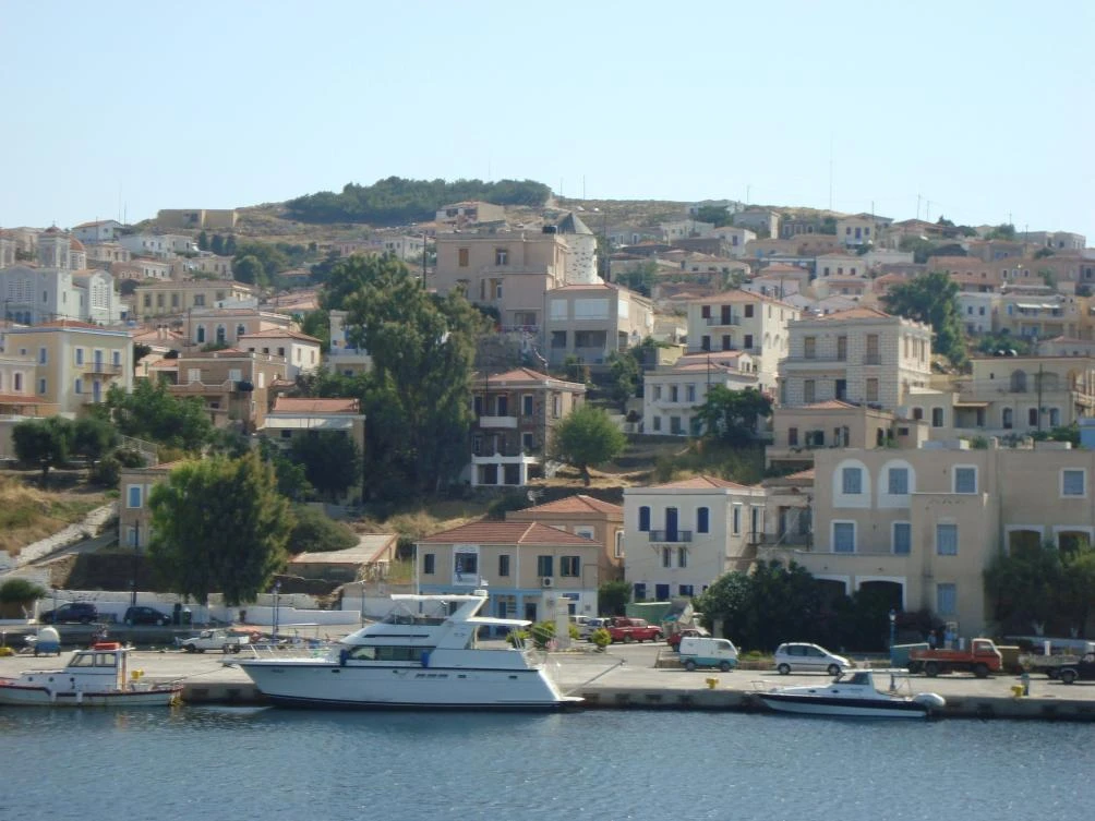 Seventeen Turks land on Greek beach; media say they seek asylum