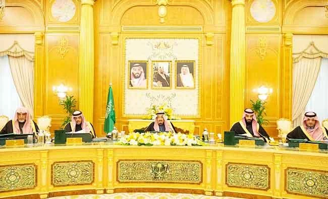 King Salman presides over a cabinet meeting in Riyadh, Saudi Arabia. (REUTERS)