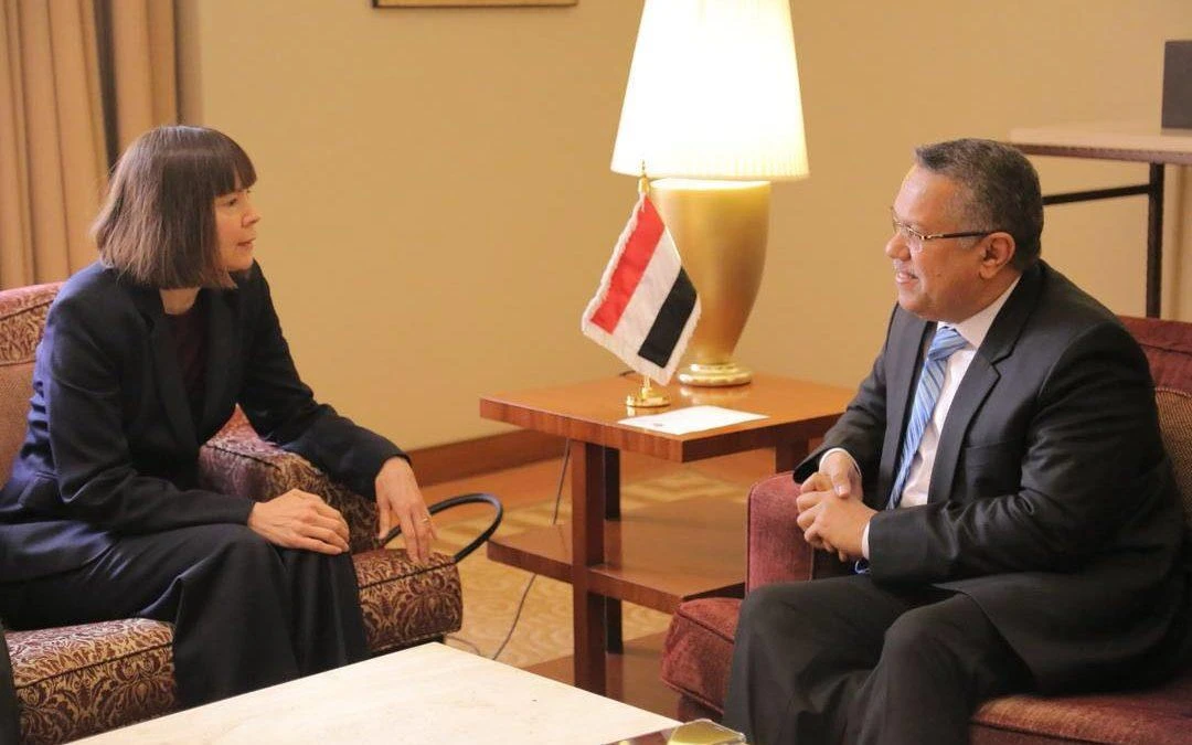 Prime Minister Ahmed Obeid Bin Daghr with the Charge d'Affaires of the US Embassy to Yemen, Karen Sasahara. (Yemeni News)