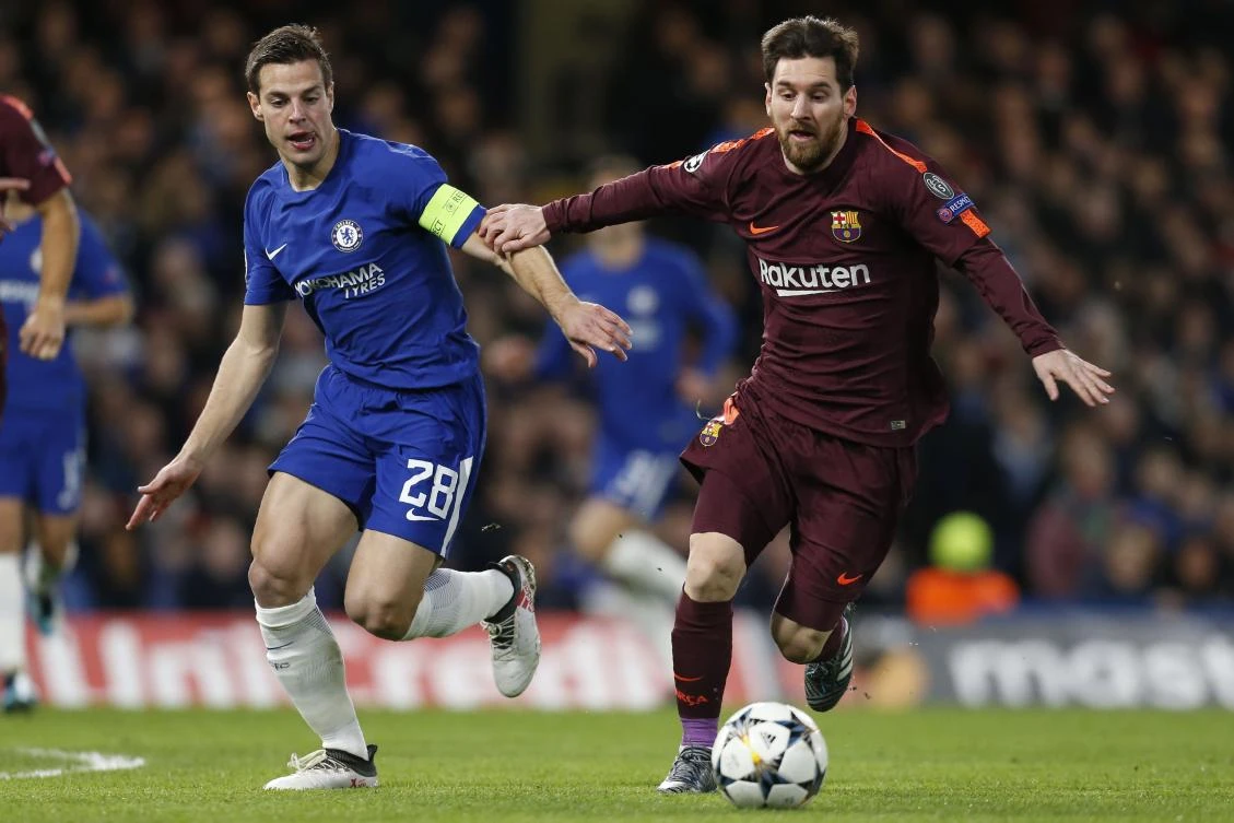 Chelsea’s Spanish defender Cesar Azpilicueta (L) vies with Barcelona’s Argentinian striker Lionel Messi (R) during the first leg of the UEFA Champions League round of 16 football match between Chelsea and Barcelona at Stamford Bridge stadium in London on Feb. 20, 2018. (AFP/IKIMAGES/Ian Kington)