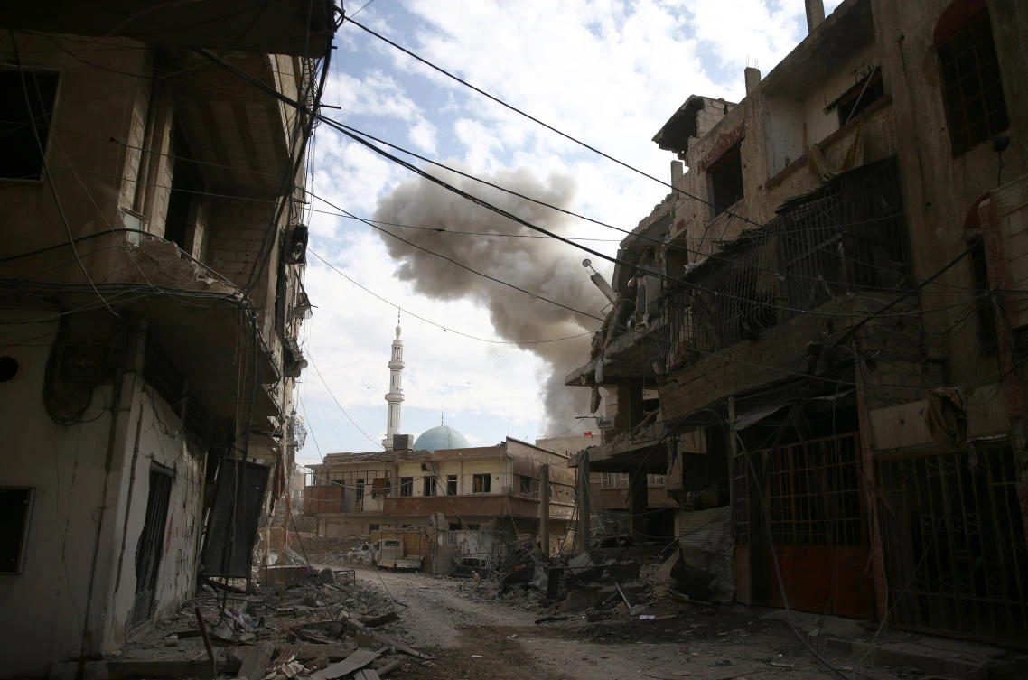 Photo showing smoke rises from the rebel held besieged town of Hamouriyeh, eastern Ghouta, near Damascus, Feb 21, 2018. (Reuters)