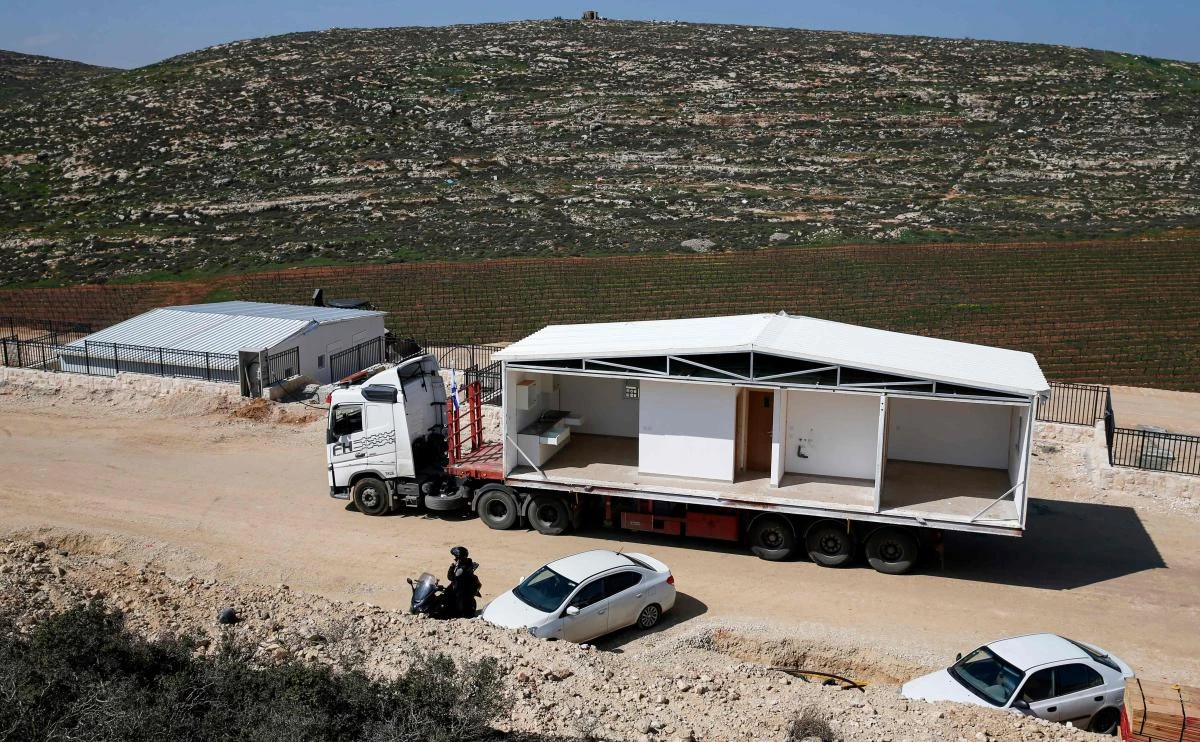 Israel installs homes at first new settlement since 1991