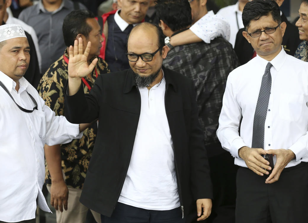 Acid blinded investigator tells Indonesia graft fighters to ‘stay brave’