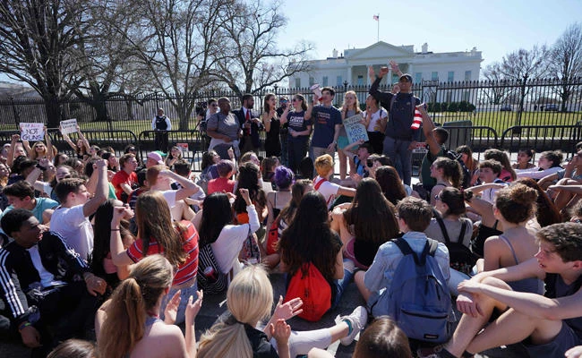 Hundreds of high school and middle school students from the District of Columbia, Maryland and Virginia staged walkouts and gather in front of the White House in support of gun control in the wake of the Florida shooting February 21, 2018 in Washington, DC. (AFP / MANDEL NGAN)