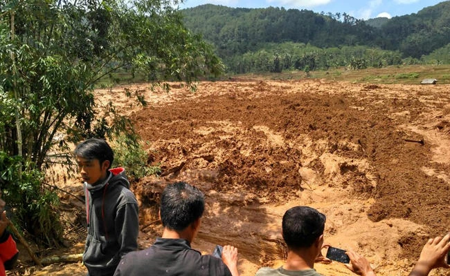 Hillside crashes onto Indonesian farmers; 5 dead, 18 missing