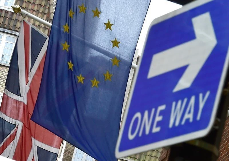 Banks in London should not rely on a transition deal or wait for full legal certainty, but submit license applications that can be amended later on, a Bundesbank board member said. (Reuters)