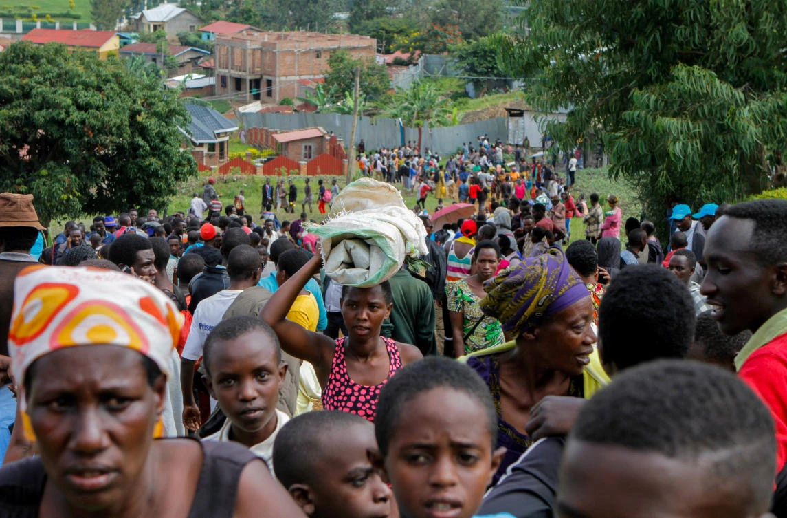 Refugees from the Democratic Republic of Congo carry their belongings as they walk near the (UNHCR) offices in Kiziba refugee camp in Karongi District, Rwanda February 21, 2018. (Reuters)