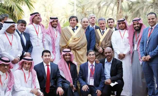 Turkish Ambassador Erdogan Kok, center, poses for photo in traditional Saudi dress with Turkish executives and local journalists at his house in Riyadh. (AN photo)