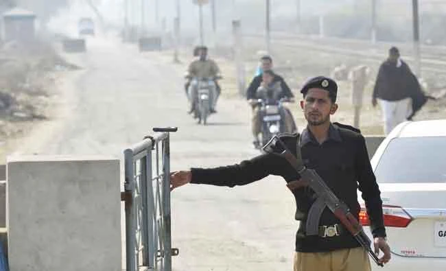 A Pakistani policeman stands guard outside the check pint of Kot Lakhpat Jail where Mohammad Imran, the suspect accused of raping and murdering a young girl, shifts, in Lahore on February 10, 2018. (AFP)