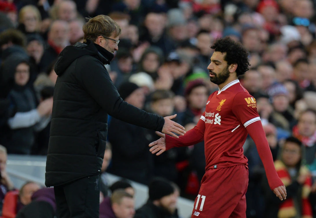 Jurgen Klopp shakes the hand of Mohamed Salah as he is substituted against West Ham. (Reuters)