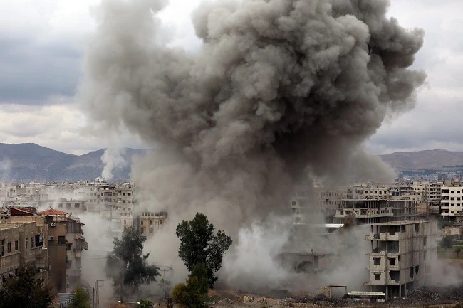 Smoke billows following Syrian government bombardments on Kafr Batna, in the besieged Eastern Ghouta region on the outskirts of the capital Damascus on February 22, 2018. (AFP)