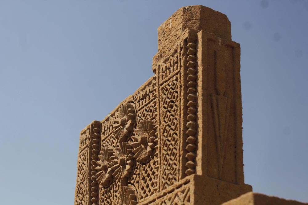 A tomb has a sword and a turban showing it belongs to man, says caretakers (Photo Arab News/ M.F. Sabir)