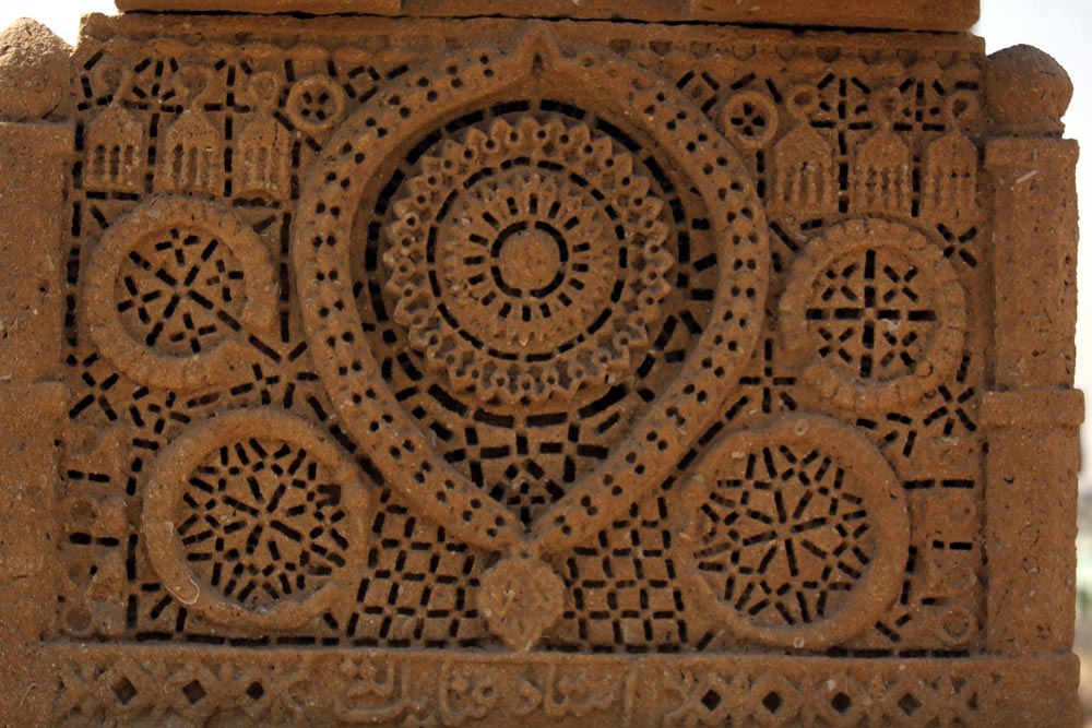 A jewelry design on a tomb of women which has name of the architect, Ustad Enyatullah, on it (Photo Arab News/ M.F. Sabir)