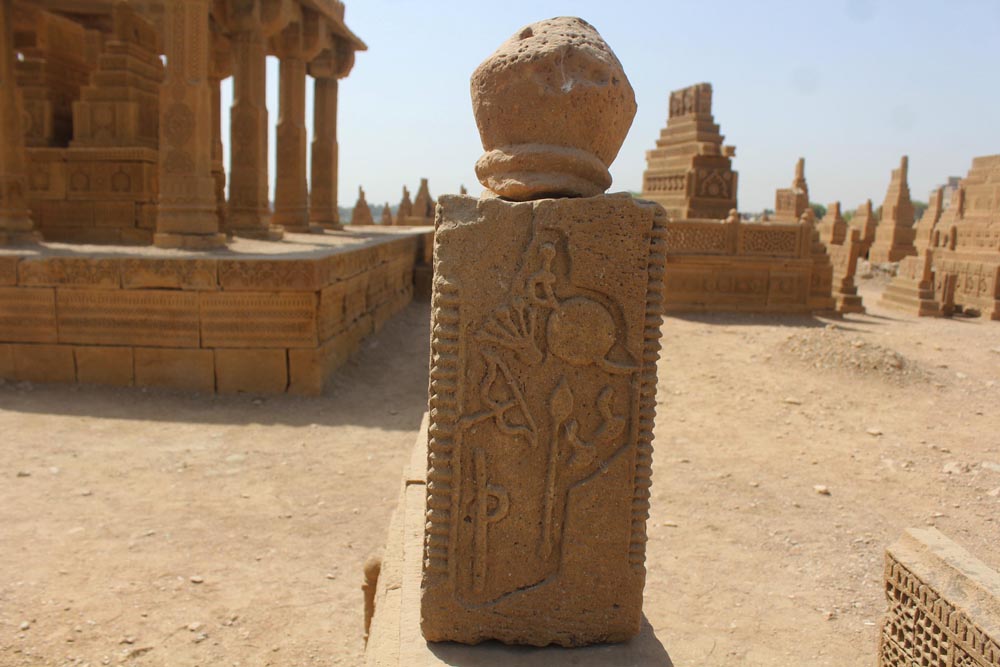 Different arms have been designed on the tomb of a deceased person (Photo Arab News/ M.F. Sabir)