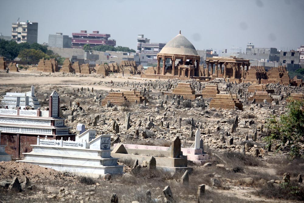In this photo there are new graves and old graves of both types, one with normal stones and one with yellow sandstone (Photo Arab News/ M.F. Sabir)