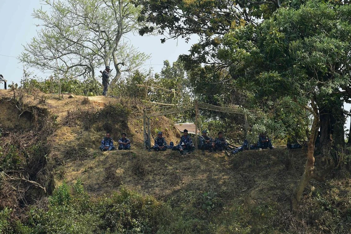 Myanmar security personnel keep watch along the Myanmar-Bangladesh border near Tombru in the Bangladeshi district of Bandarban on Mar. 1, 2018. (AFP)