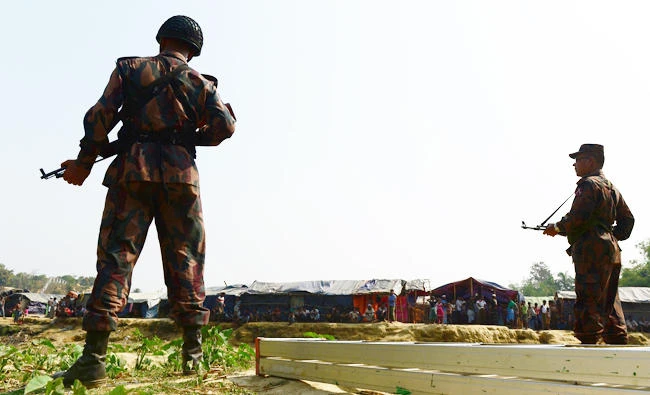 Border Guard Bangladesh personnel stand guard along the Myanmar-Bangladesh border in Tombru in the Bangladeshi district of Bandarban on March 1, 2018. (AFP)