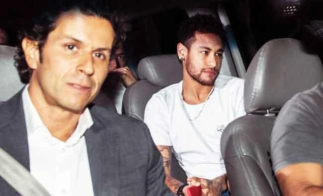 Neymar arrives at hospital for foot operation